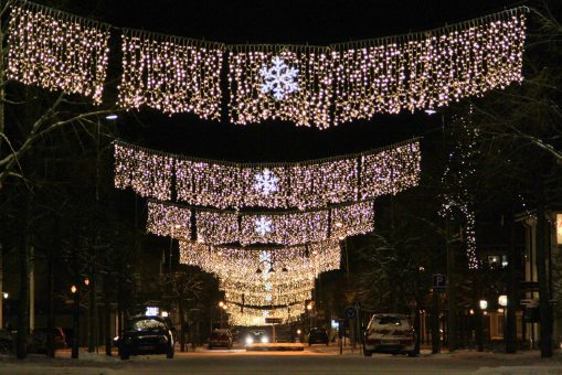 Ny julbelysning på Köpmangatan i Aneby centrum.