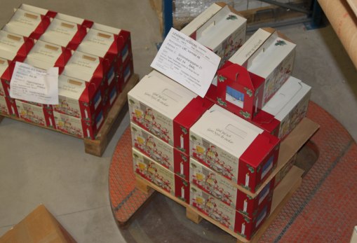 Inplastningsmaskinen går nästan nonstop för att plasta in alla pallar