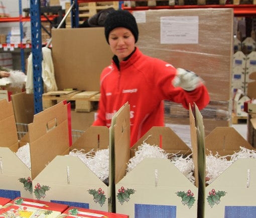 Här stör vi lite pappersull över alla godsaker när det är färdigpackat