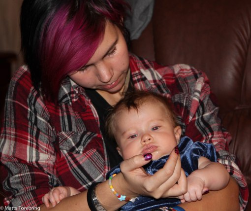 Lilla Nelly, tre månader, gammal, sitter hos Josefin, Linus storasyster