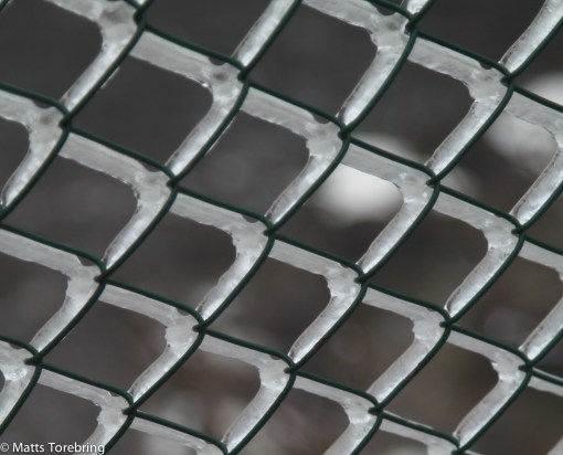 Skönt att det finns ett skyddande nät, om än gjort av iskristaller före branten.