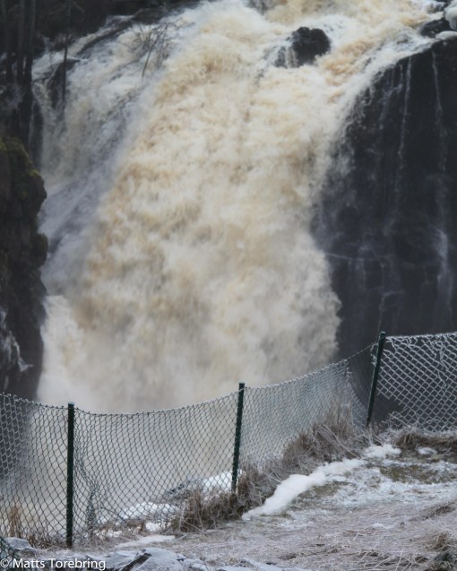 Ett jättebrus av allt vatten