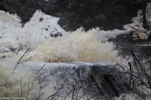 Dån som av stora vatten