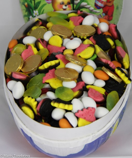 Vem kan motstå hela tre kg underbart påskgodis?