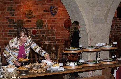 Alla hotellgäster äter frukost i Kungssalen, byggd år 1250.