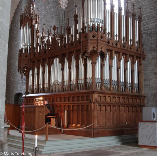 Birgitta hade gärna provspelat på denna enorma orgel