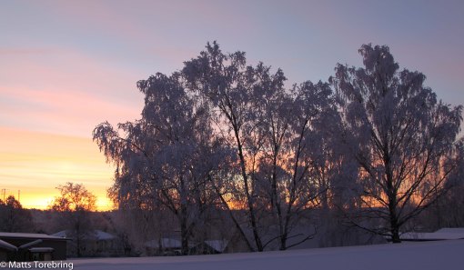 Solen på väg upp borta i öster. Foto från mitt kontor.