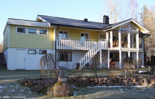 Vi är stolta och glada över vår trädgård och vårt fina hus.