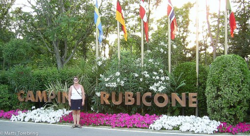 Birgitta poserar framför Camping Rubicone, Italien, 2006