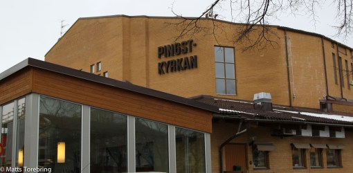 På grund av parkerade bilar överallt en hårt beskuren bild.