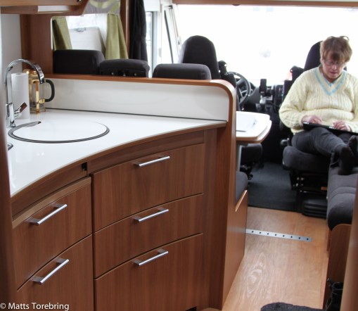 Birgitta har nästan problem med att fylla alla utrymmen i nya köket.