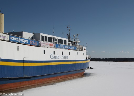 Ölandsfärjan lag rejält fast i isen i hamnen