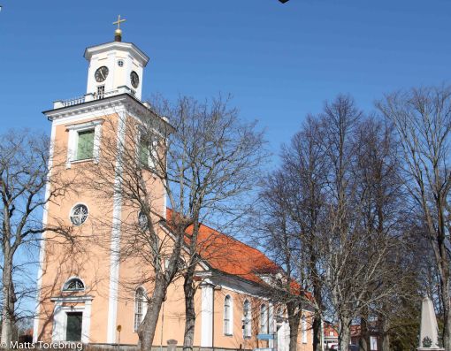 Kyrkan mit i byn var minst sagt praktfull.