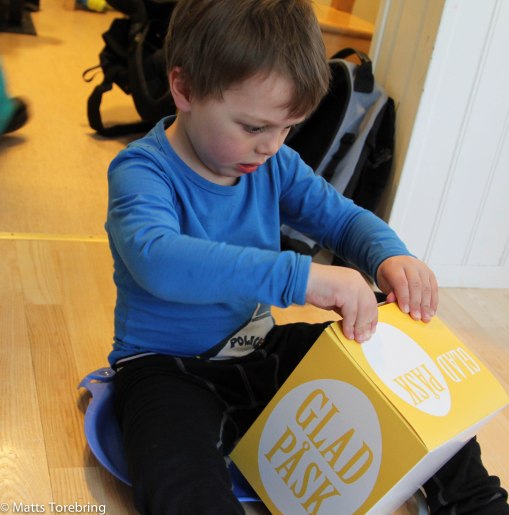 Linus får en påskpresent av farfar och farmor