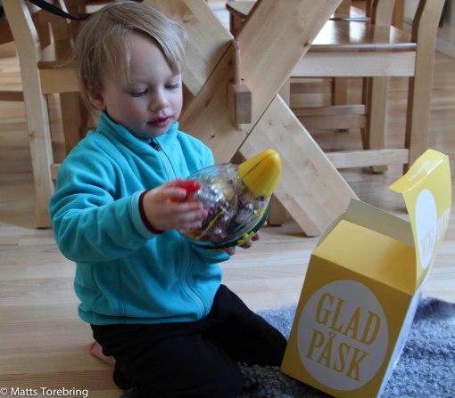 Oliver fick sin påskpresent från morfar och morfor.