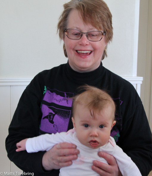 Även lilla Nelly, här sittandes hos mormor, fick en påskpresent