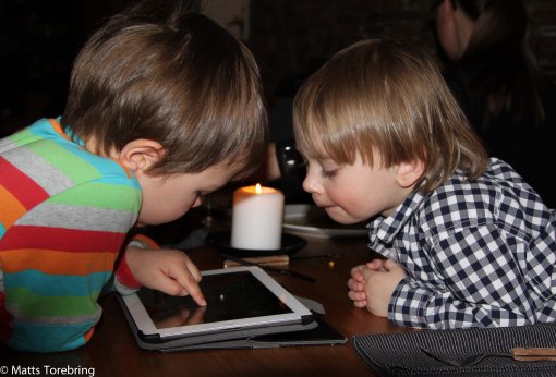 För våra små pojkar finns alltid iPaden till hands, så även nu. 