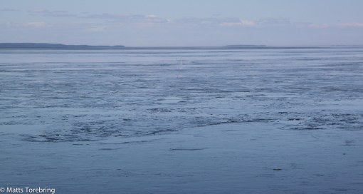 Norr om Gränna hamn ligger isen ganska jämn.