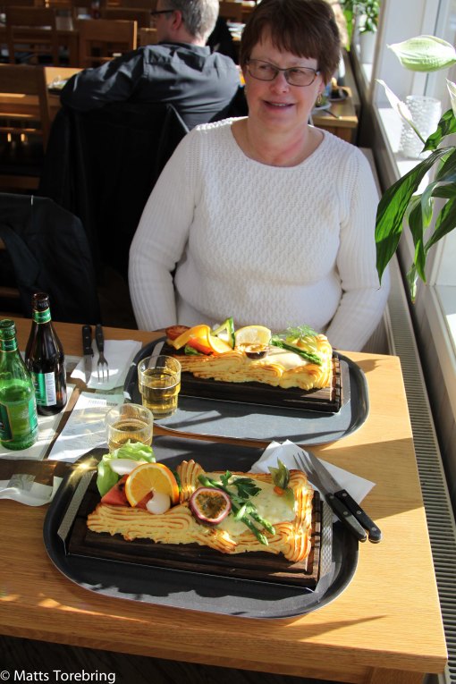 Stor salladsbuffé, två plankstek, lättöl, kaffe och tårta för endast 355:-