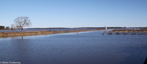 Här intill standkanten i hamnen bor vi.