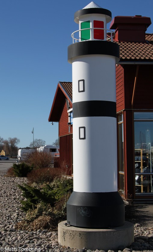 Här är en av infarterna till ställplatsen vi bor på i hamnen.