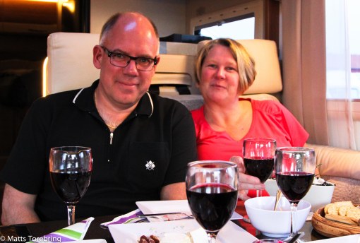 Lördagskvällen är vi inbjudna till våra vänner, Johan & Helén