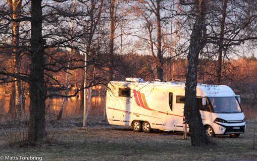 Kvällssolen välkomnade oss till Ställplats Eksjö Camping.