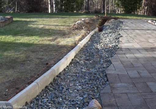 Tidigare har jag haft en stensatt kant mot gräsmatten.