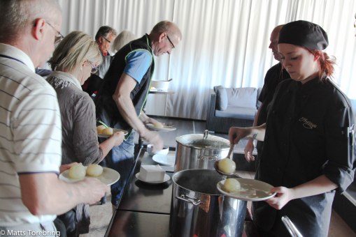 Till lunch serverades kroppkakor med snör och lingon