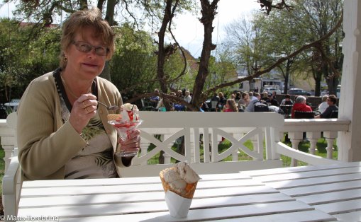 Efter lite middagsvila gick Birgitta ocjh jag till glasscaféet