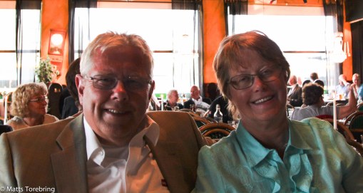 Här sitter två lyckliga ägare av Kabe 910 QB på festmiddagen på kvällen.