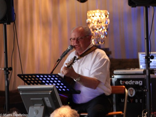 Här sitter kvällens fantastiske allsångsledare med "hel orkester"