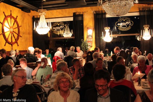 Här sitter 160 personer på Kabe klubbens festmiddag.