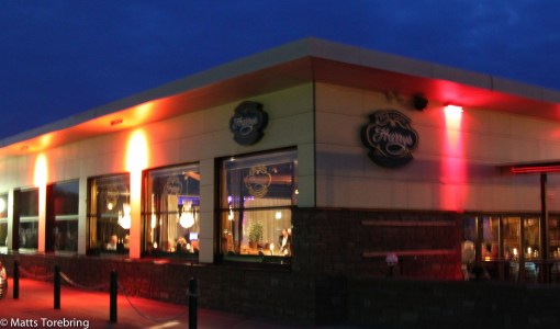 Dags för Birgitta och mig att lämna festen på Harrys när dansen börjar