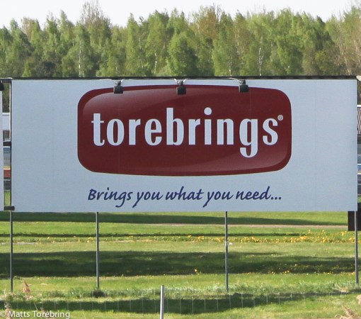 Idag har vi monterat upp en skylt på hela 8x3 m, med vår logtype vid E 4 Mantorp Park.