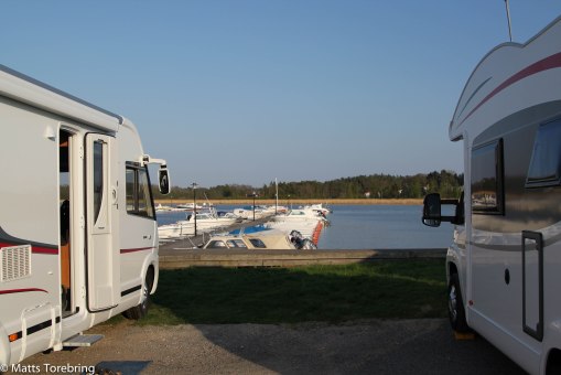 Vi kom till ställplatsen i Trosa hamn fredag kväll