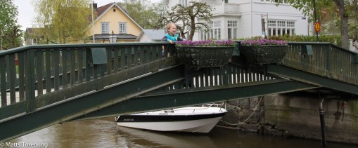 Vattnet rinner häftigt i ån genom stan, sa Oliver.