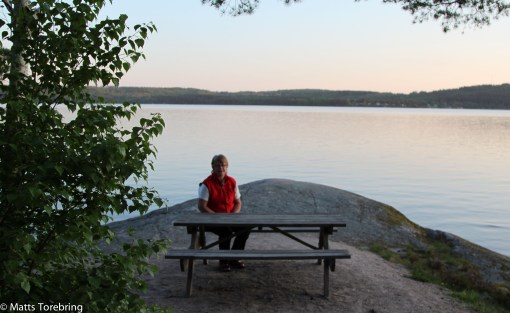 Utefter Naturstigen finns det gott om rastmöbler