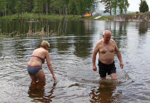 Det kom några från campingen och vägade sig i det kalla vattnet