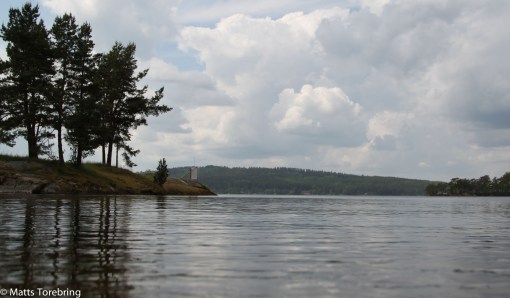 Mitt experimentfoto med kameran i vattenytan