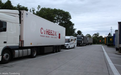 Första gången vi sover på en parkeringsplats i skogen.