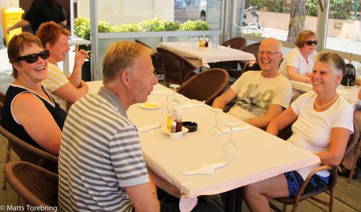 Nu väntar vi bara på maten.