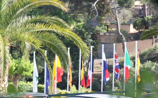 Snett till vänster från vår plats