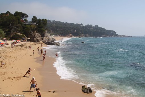 En solig strand möter oss