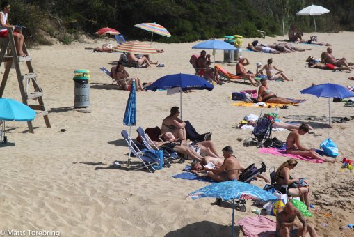 Här sitter de svenska på stranden