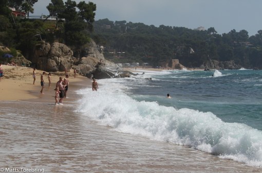 Det hörs inga vågor, de bara kommer ur intet