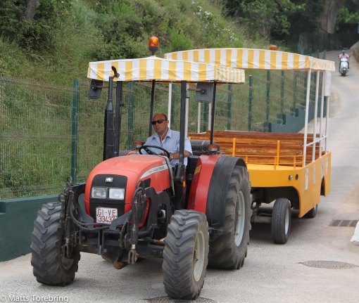 Traktor och vagn till och från stranden