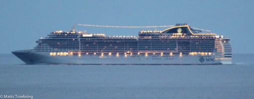 När vi sitter och äter kommer ett kryssningsfatyg