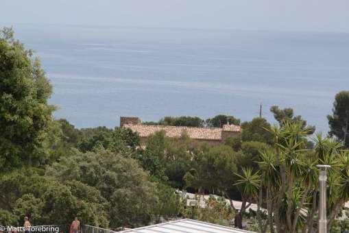 Alldeles intill höger om huset bor vi.