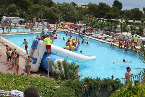 Idag när det är mindre bra väder är poolen överfull av badande